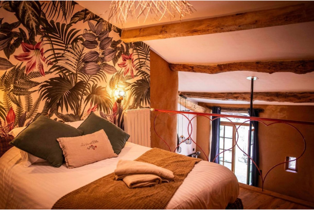 Séjour en Logement Insolite : Nuit en Love Room avec Petit-déjeuner et Spa Privatif au domaine Cœur de Bull (Cahuzac-sur-Vère, Occitanie - 81)