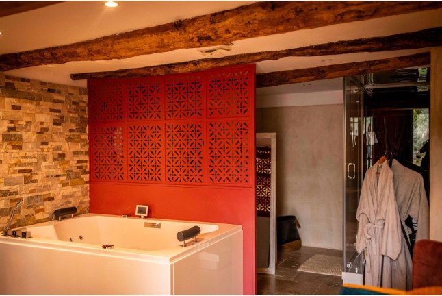 Séjour en Logement Insolite : Nuit en Love Room avec Petit-déjeuner et Spa Privatif au domaine Cœur de Bull (Cahuzac-sur-Vère, Occitanie - 81)