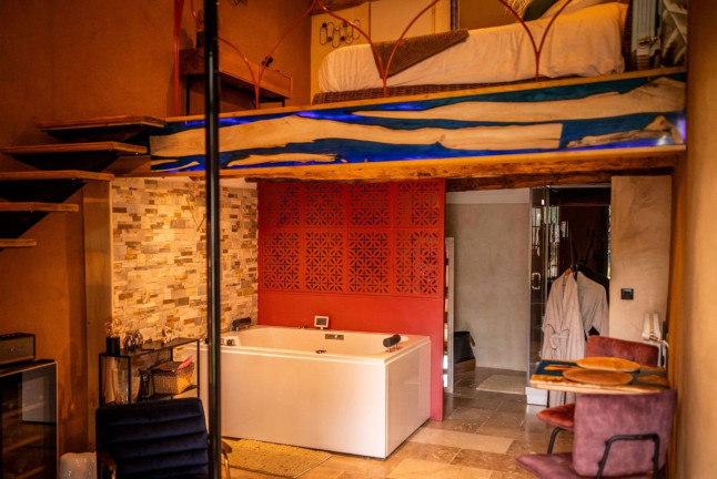 Séjour en Logement Insolite : Nuit en Love Room avec Petit-déjeuner et Spa Privatif au domaine Cœur de Bull (Cahuzac-sur-Vère, Occitanie - 81)