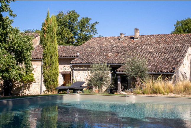 Séjour en Logement Insolite : Nuit en Love Room avec Petit-déjeuner et Spa Privatif au domaine Cœur de Bull (Cahuzac-sur-Vère, Occitanie - 81)