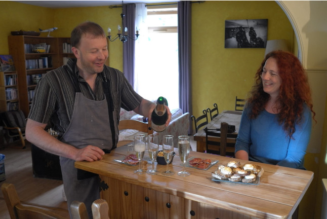 Nuit Insolite dans une Roulotte Bohème avec Dîner et Sauna et hammam privatif à la Maison du Bonheur (Anlhiac, Dordogne - 24)