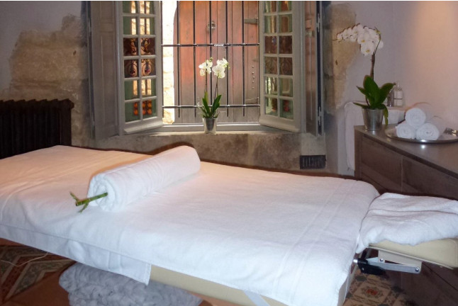 Massage Relaxant Solo à l'Hostellerie du Castellas (Collias, Gard - 30)