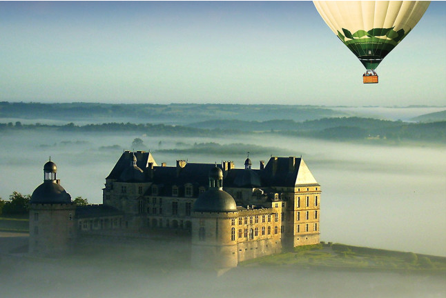 Vol en Montgolfière au-dessus du Château de Hautefort (Hautefort, Dordogne - 24)