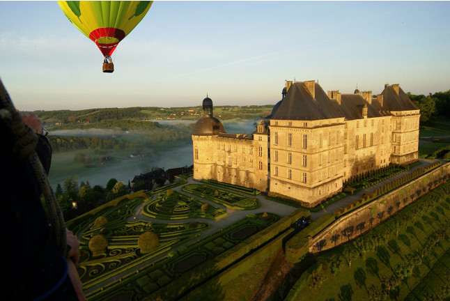 Vol en Montgolfière au-dessus du Château de Hautefort (Hautefort, Dordogne - 24)