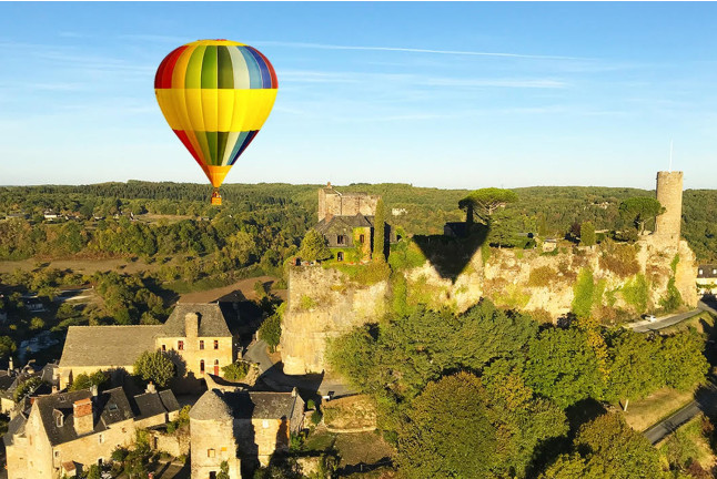 Vol en Montgolfière au-dessus du Château de Hautefort (Hautefort, Dordogne - 24)
