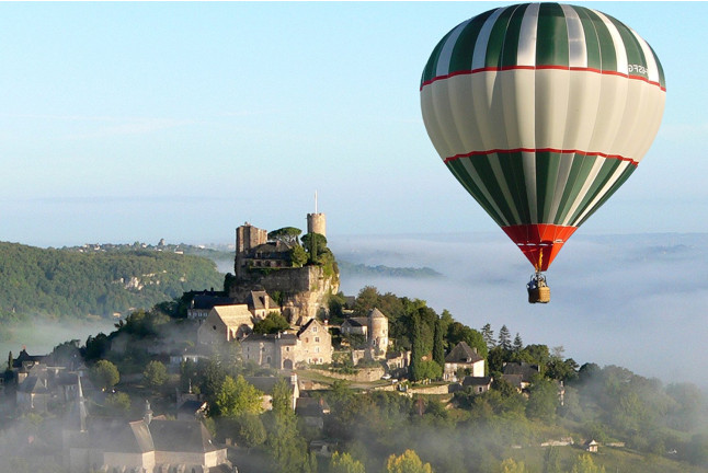 Vol en Montgolfière au-dessus du Château de Hautefort (Hautefort, Dordogne - 24)