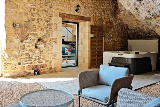 Séjour Insolite : Nuit dans une Ancienne Grange avec Spa Privatif à MilhaRoc (Milhac, Lot - 46)
