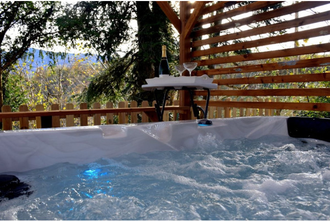 Séjour Insolite : Nuit avec Petit-déjeuner et Jacuzzi Privatif dans la Roulotte qui Chuchote (Neuilh, Occitanie - 65)
