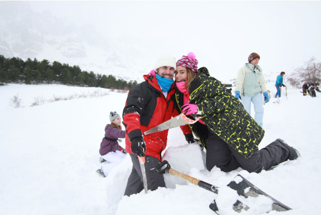 Pack de Survie Nordique : Orientation, Raquettes et Construction d'Igloos (Huesca, Espagne)