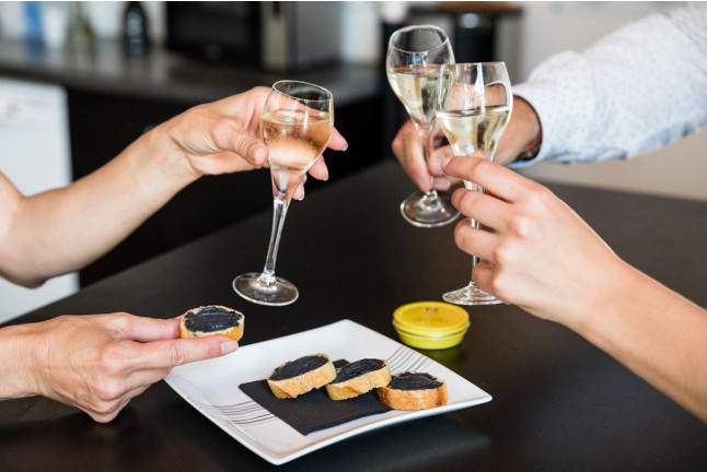 Séjour avec Dégustation de Caviar, Repas et Visite au Château de la Tuilière (Neuvic, Dordogne - 24)