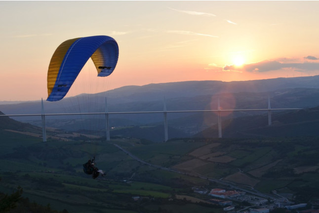 Vol en Parapente Acrobatique avec Photos et Vidéos (Millau, Aveyron - 12)