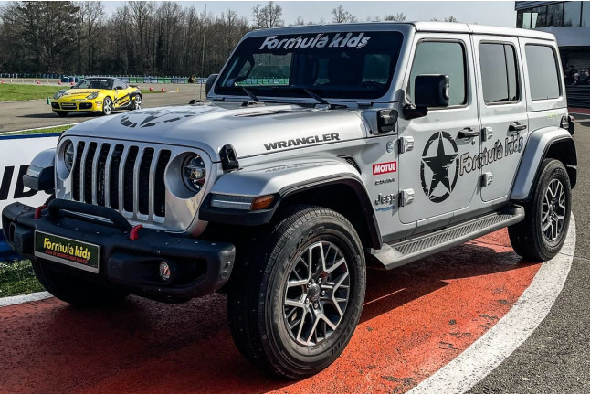 Univers "Monde Inversé" : Stage de Pilotage Jeep Wrangler pour Enfants (12 circuits)