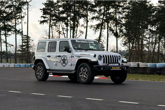 Univers "Monde Inversé" : Stage de Pilotage Jeep Wrangler pour Enfants (12 circuits)
