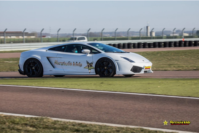 OFFRE EXCLUSIVE ALADINIA : Stage de Pilotage Lamborghini Gallardo LP560 pour Enfants (12 circuits) 