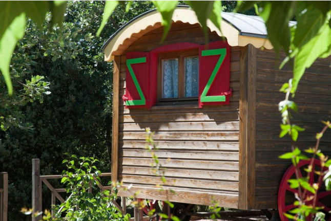 Séjour Insolite dans une Roulotte à Le Mas Pinède avec Repas et Espace Bien-Être (Lorgues, Var - 83)