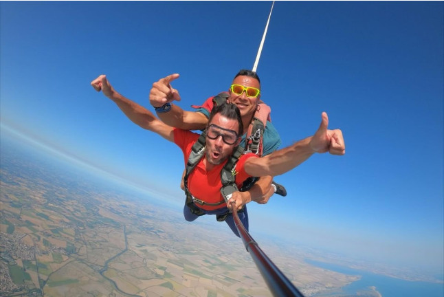 Saut en Parachute en Vendée avec Photos et Vidéos (2 zones de saut)