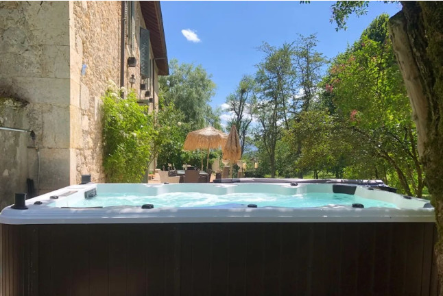 Séjour en Suite “Le Lieu Secret” avec Petit-Déjeuner au Château de Montanges (Montanges, Ain - 01)