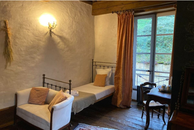 Séjour en Suite “Le Lieu Secret” avec Petit-Déjeuner au Château de Montanges (Montanges, Ain - 01)