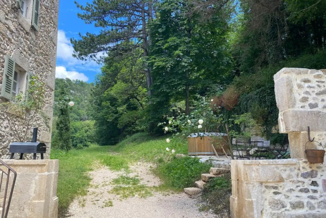 Séjour en Suite “Le Lieu Secret” avec Petit-Déjeuner au Château de Montanges (Montanges, Ain - 01)