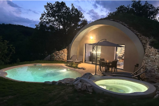 Séjour en Logement Insolite : Nuit dans une Arche Bioclimatique avec Massage, Spa Privé et Piscine Chauffée (Le Vignon-en-Quercy, Lot - 46)