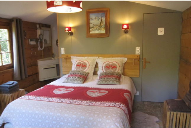 Séjour en Chalet “Galahad” avec Petit-déjeuner, Dîner et Accès au Spa au Manoir Desnachez (Taupont, Morbihan - 56)