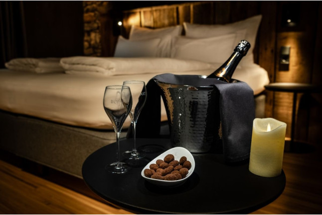 Séjour Romantique en Suite Junior avec Petit-déjeuner, Bouteille de Cava et Chocolat à Les Pardines 1819 Mountain Suites & SPA (Andorre)