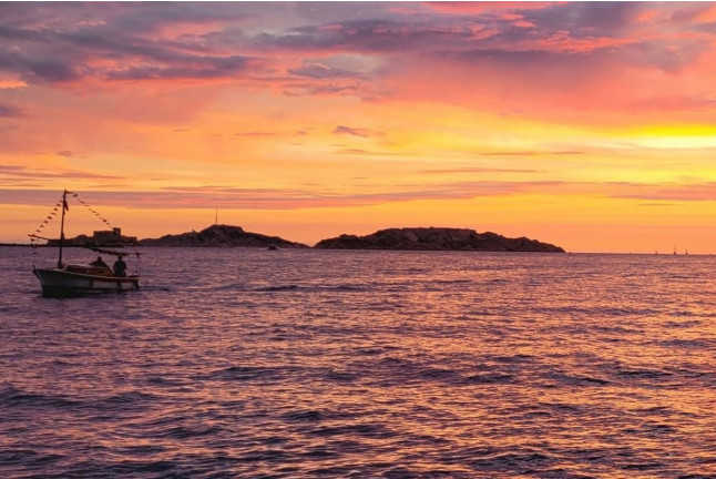 Soirée en Bateau au Soleil Couchant dans les Calanques du Frioul (Marseille, Bouches-du-Rhône - 13)