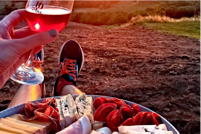 Randonnée au Coucher du Soleil avec Dégustation et Plateau de Fromage et Charcuterie (Saint-Alban, Ain - 01) 