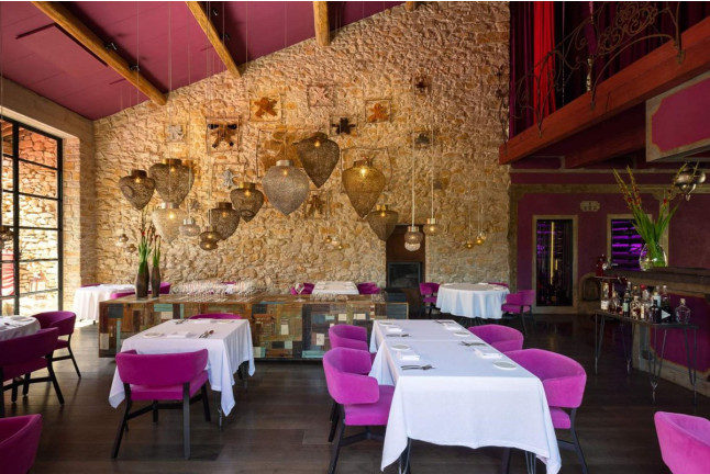 Séjour Romantique de 2 nuits avec Dîner et Visite de la Cave au Château et Village Castigno 5* (Assignan, Hérault - 34)