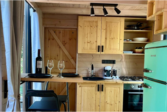 Séjour en Logement Insolite : Nuit en Tiny House avec Petit-déjeuner et Spa Privatif au domaine Cœur de Bull (Cahuzac-sur-Vère, Occitanie - 81)
