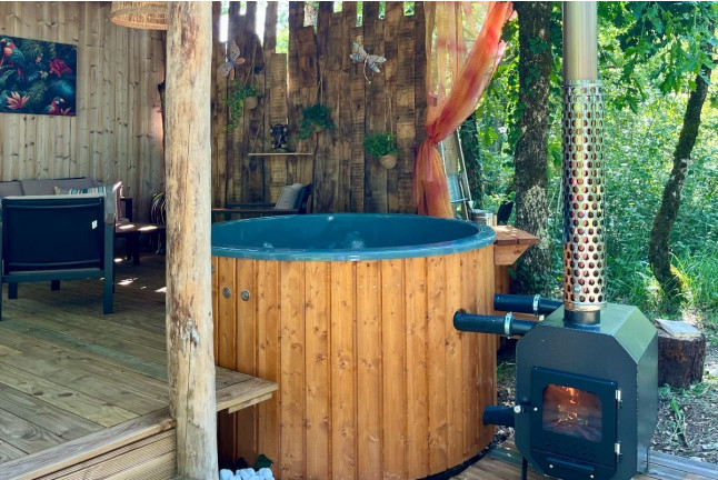 Séjour en Logement Insolite : Nuit en Tiny House avec Petit-déjeuner et Spa Privatif au domaine Cœur de Bull (Cahuzac-sur-Vère, Occitanie - 81)