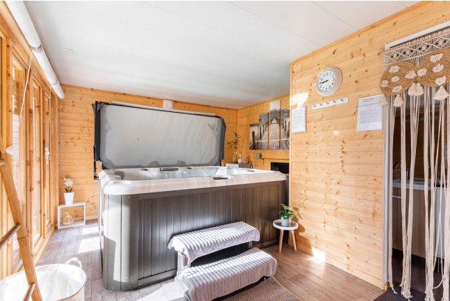 Week-end en Chambre d'Hôtes avec Petit Déjeuner, Spa Privatif, Gourmandises et Massage à la Bulle d'Eden (Bayonne, Nouvelle-Aquitaine - 64)