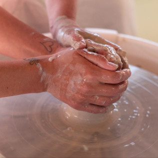Atelier de Tournage de Céramique à la Journée au Studio Terre et Bien-être (Concarneau, Finistère - 29)