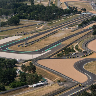 Survol du Mans et du Circuit des 24 heures du Mans (Le Mans, Sarthe - 72)