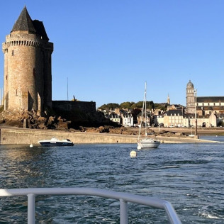 Balade en Mer avec Explications sur l’Histoire de Saint-Malo, Dégustation d'Huîtres et Vin Blanc (Saint-Malo, Ille-et-Vilaine - 35)