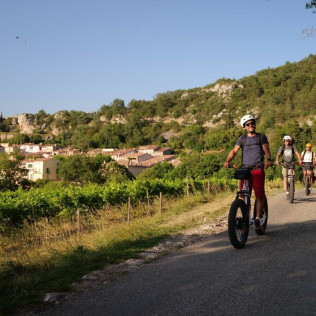 Balade en Trottinette Électrique Tout-Terrain au village de Castellane et autour du Lac de Castillon (Alpes-de-Haute-Provence - 04)