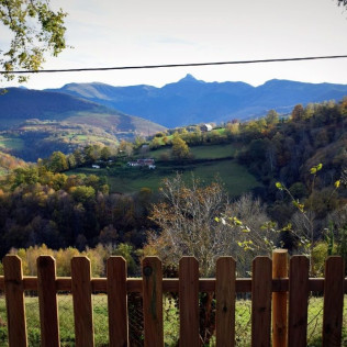 Séjour Insolite : 2 Nuits en Gîte avec Petit-déjeuner et Jacuzzi Privatif dans la Roulotte qui Chuchote (Neuilh, Hautes-Pyrénées- 65)
