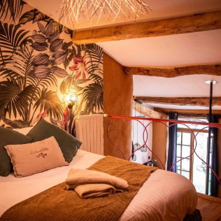 Séjour en Logement Insolite : Nuit en Love Room avec Petit-déjeuner et Spa Privatif au domaine Cœur de Bull (Cahuzac-sur-Vère, Occitanie - 81)