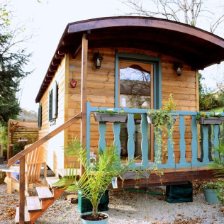 Séjour Insolite : Nuit avec Petit-déjeuner et Jacuzzi Privatif dans la Roulotte qui Chuchote (Neuilh, Occitanie - 65)