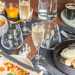 Repas autour du Caviar en Nouvelle-Aquitaine (Neuvic, Dordogne - 24)