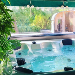 Hôtel Déjeunez Sous l'Arbre : Chambre Premium avec Spa pour deux (Rousset, Bouches-du-Rhône - 13)