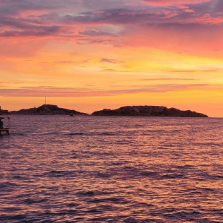 Soirée en Bateau au Soleil Couchant dans les Calanques du Frioul (Marseille, Bouches-du-Rhône - 13)