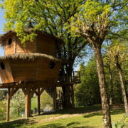 Séjour Insolite : Nuit dans une Cabane dans les arbres avec Dîner et Jacuzzi à l'Hôtel-Restaurant Auberge La Tomette (Vitrac, Cantal - 15) 