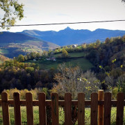 Séjour Insolite : 2 Nuits en Gîte avec Petit-déjeuner et Jacuzzi Privatif dans la Roulotte qui Chuchote (Neuilh, Hautes-Pyrénées- 65)