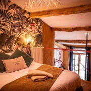 Séjour en Logement Insolite : Nuit en Love Room avec Petit-déjeuner et Spa Privatif au domaine Cœur de Bull (Cahuzac-sur-Vère, Occitanie - 81)