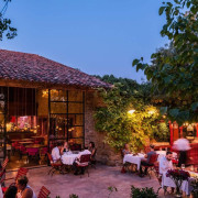 Séjour Romantique de 2 nuits avec Dîner et Visite de la Cave au Château et Village Castigno 5* (Assignan, Hérault - 34)