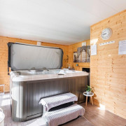 Week-end en Chambre d'Hôtes avec Petit Déjeuner, Spa Privatif, Gourmandises et Massage à la Bulle d'Eden (Bayonne, Nouvelle-Aquitaine - 64)