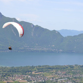 Vol en Parapente au-dessus du Lac du Bourget (Savoie - 73)
