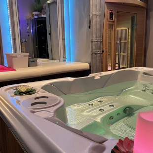 Spa Privatif avec Jacuzzi et Sauna pour deux Au Bien-Être des Cinq Sens (Marseille, Bouches-du-Rhône - 13)